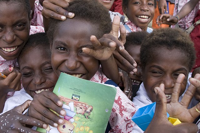 Foto anak-anak Papua| Foto: (Wikimedia Commons: USAID Indonesia)