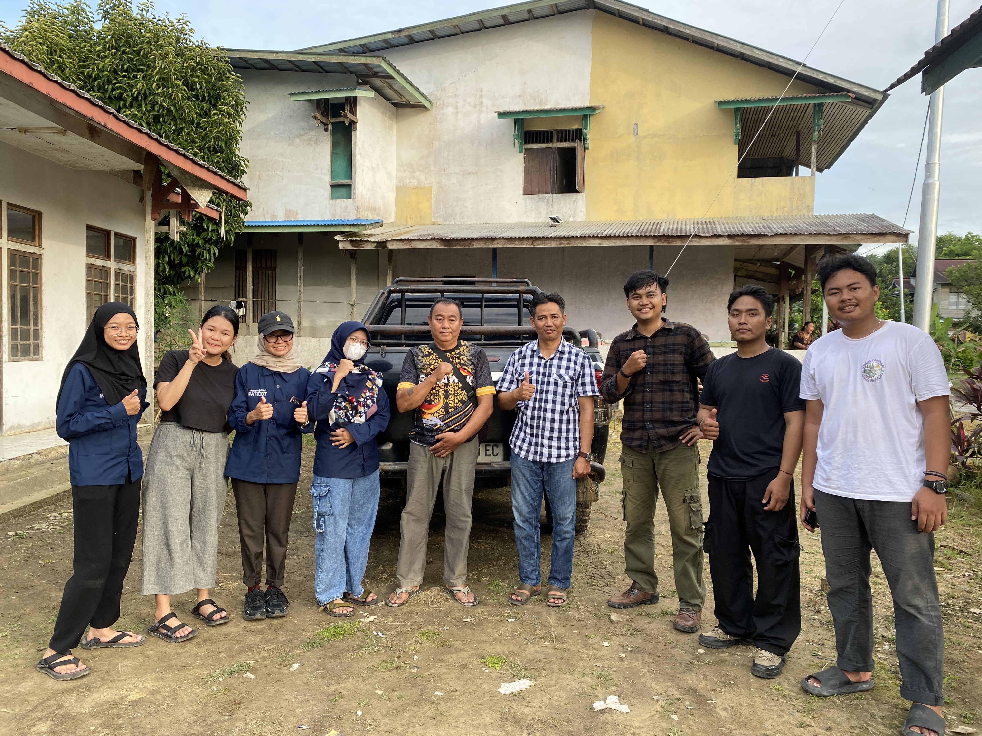  Foto bersama Kepala Desa Nanga Bayan (tengah kiri) dan Sekretaris Camat Ketungau Hulu (tengah kanan) | Dokumentasi Pribadi ©Maharani Arfila 