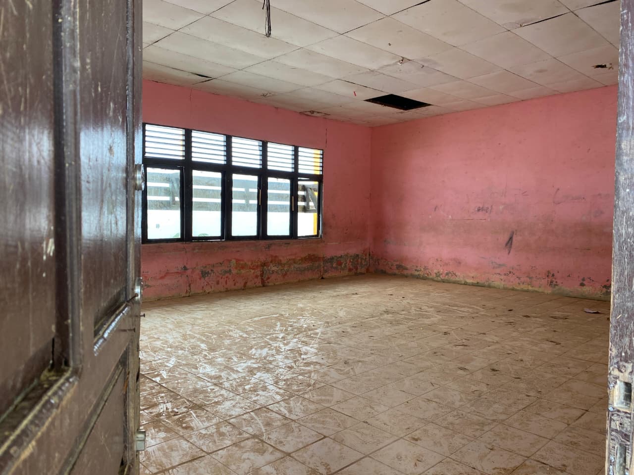 Keadaan salah satu atap kelas di SMPN 4 ketungau Hulu, Sintang, Kalimantan Barat | Dokumentasi Pribadi