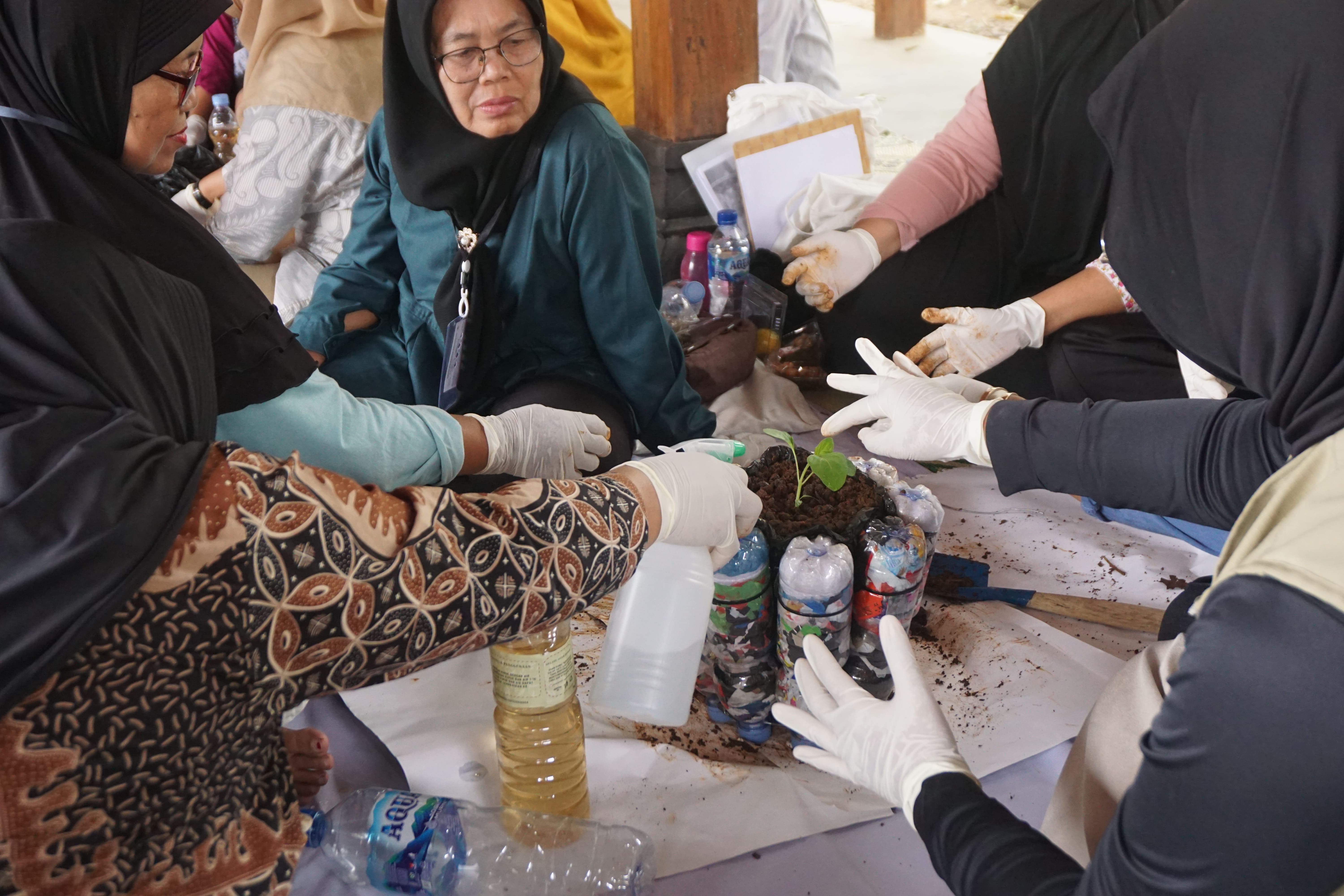 Peserta mempraktikkan proses penanaman (Sumber: Dokumen Pribadi)