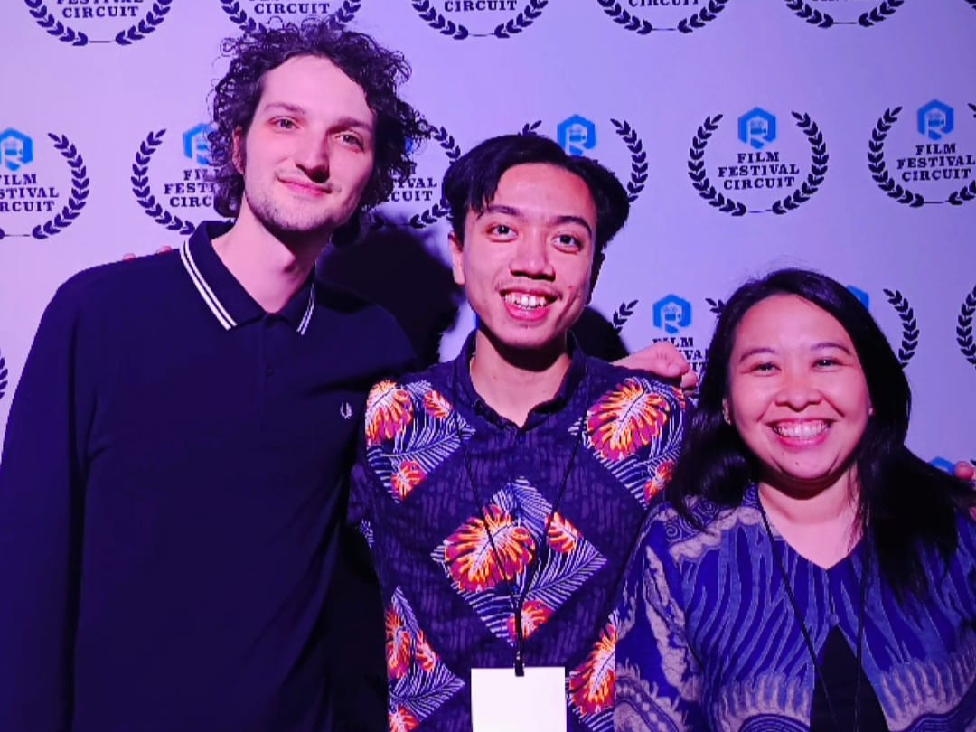 Dari kiri ke kanan: Festival Director Zeami Eccles Irwin, Mahasiswa UI Pencipta Tekaté Frans Mahen, dan Kaprodi Penyiaran Multimedia Vokasi UI Peny Meliaty Hutabarat | Penny Hutabarat