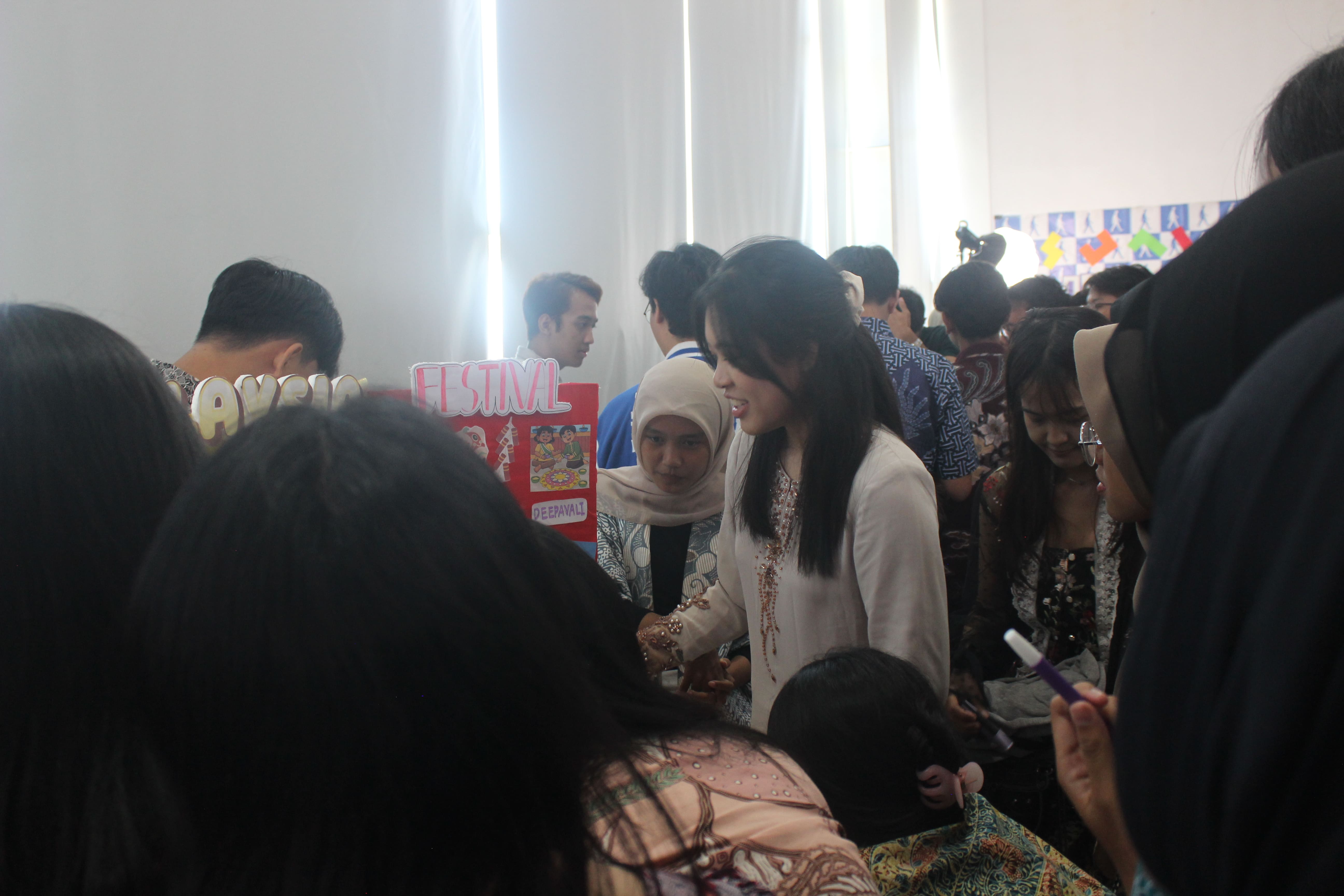 Bernice dari Malaysia yang sedang menjelaskan budaya asal negaranya.