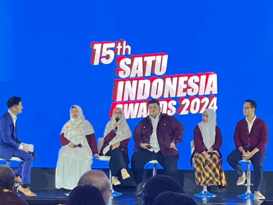 Yuyun Ahdiyanti (kedua dari kanan) bersama dengan empat penerima apresiasi SATU Indonesia Awards 2024. (Sumber: YouTube/SATU Indonesia)