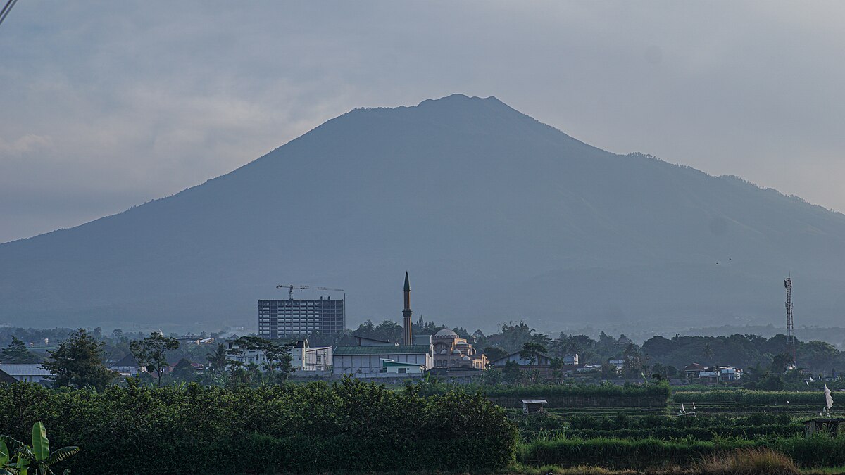 Gambar Gunung Arjuno, Salah Satu Gunung Tertinggi di Jawa Anggota Seven Summits of Java | Sumber: Wikimedia Commons @Ical Laci