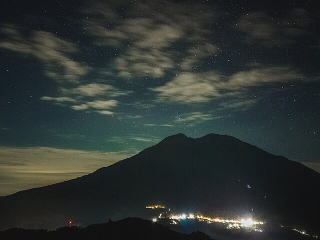 Gambar Gunung Lawu di Malam Hari, Salah Satu Gunung Tertinggi di Jawa Anggota Seven Summits of Java | Sumber: Wikimedia Commons @AdrianVallen
