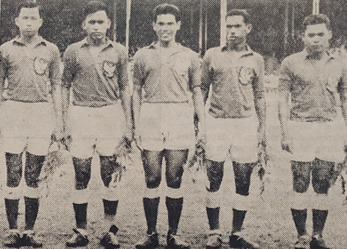 Henky Timisela (kedua dari kanan) sebelum melawan Jerman Timur. (Foto: Aneka)