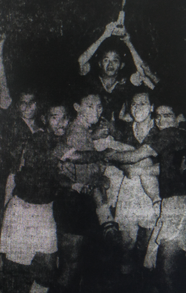 Henky Timisela (kedua dari kiri) mengarak kapten Timnas Indonesia, Tan Liong Houw seusai menjuarai Turnamen Merdeka 1961. (Foto: Merdeka)