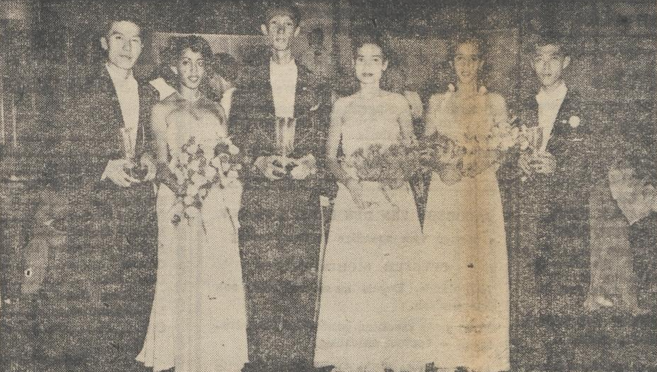 HIM Damsyik dan istrinya (tengah) ketika menjuarai kontes dansa pada 1952. (Sumber: Java Bode)