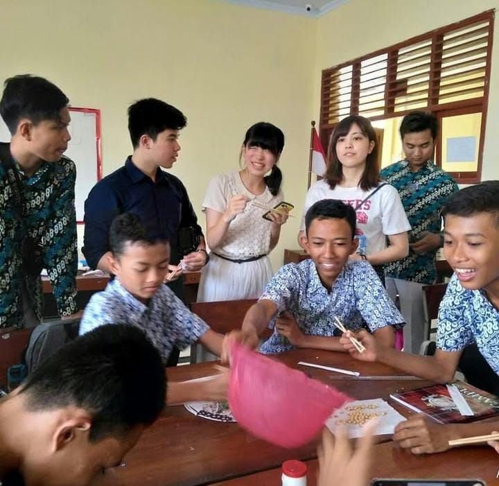 Kegiatan Bule Mengajar | Foto: (Instagram milik @bulemengajar)