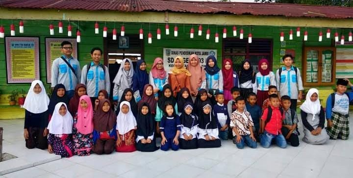 Relawan Bara Api bersama anak-anak dampingan | Foto: (instagram @baraapifoundation)