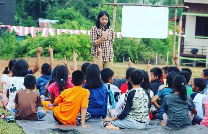 Relawan mengajar untuk Taman Baca Baraoi | Foto: Instagram/@tbmbaraoi