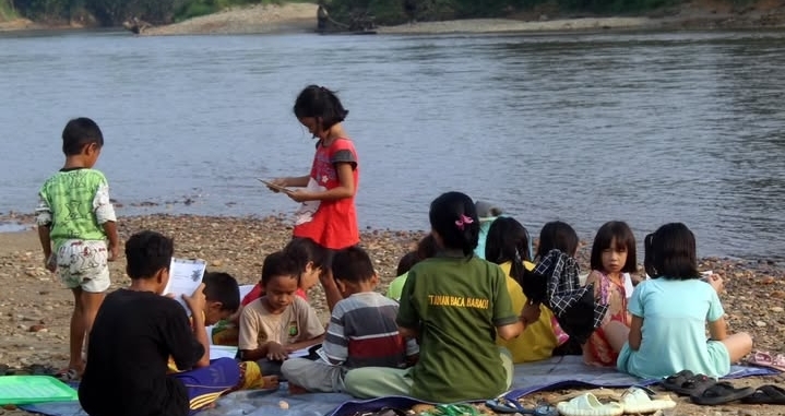 Anak-anak membaca di Taman Baca Baraoi | Foto: Instagram/@tbmbaraoi