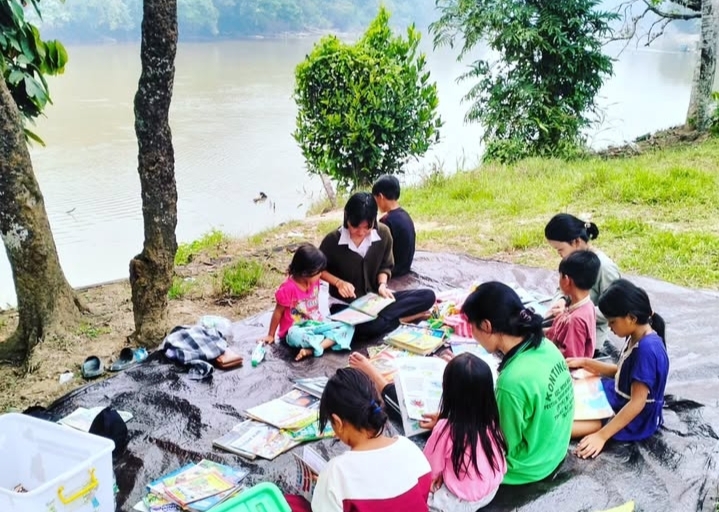 Belajar di Talam Taman Baca Baraoi | Foto: Instagram/@tbmbaraoi