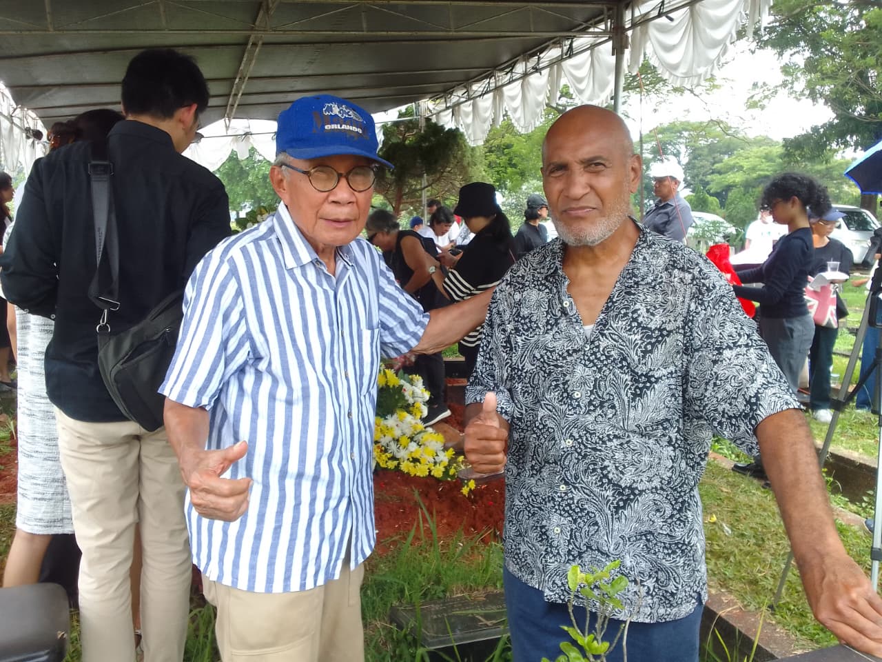 Dua eks pemain Timnas Indonesia, Bob Hippy dan Berti Tutuarima menghadiri pemakaman Henky Timisela. (Foto: Good News From Indonesia/Dimas Wahyu)