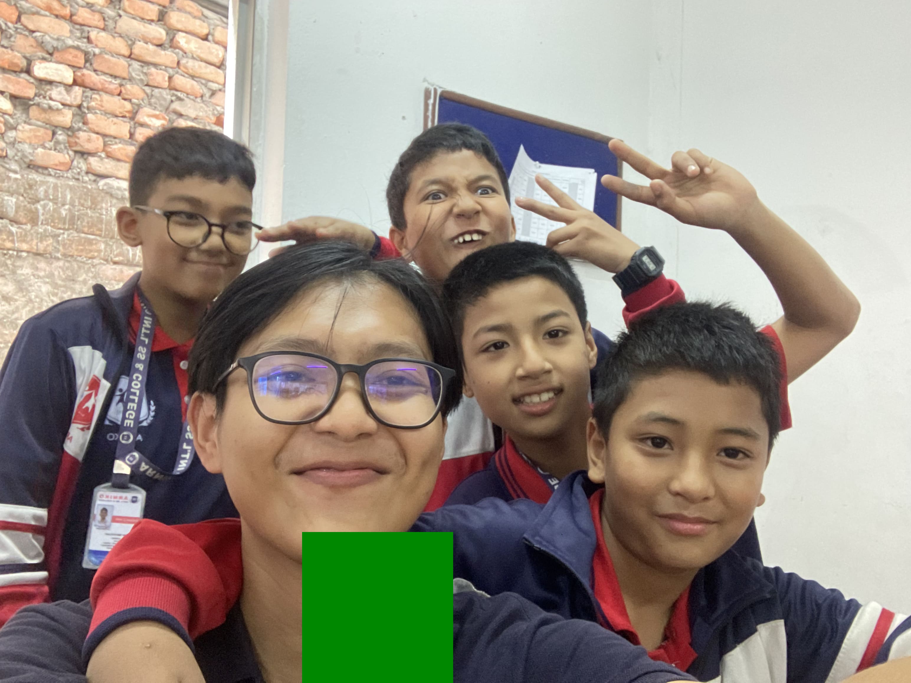 Falik bersama anak-anak di sekolah ia mengajar