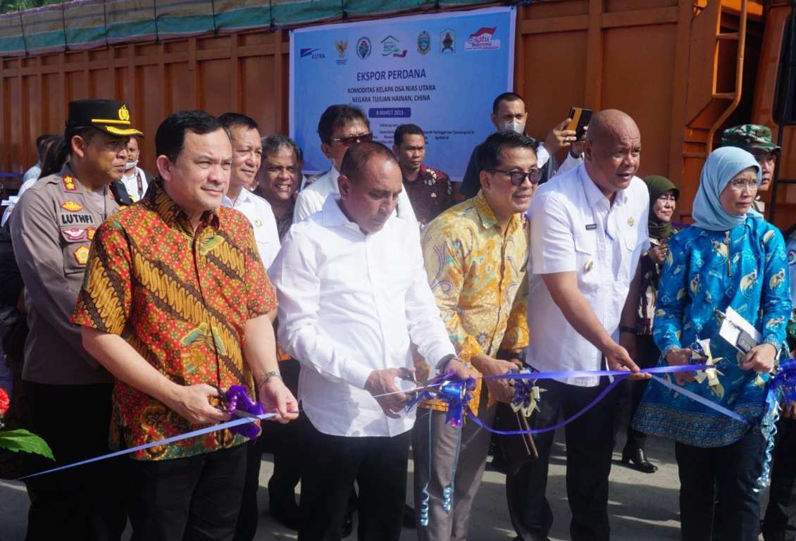 Foto Menteri PDTT dan Bupati Tulungagung Meninjau Budidaya Ikan Mas Koki di Desa Wajak Lor