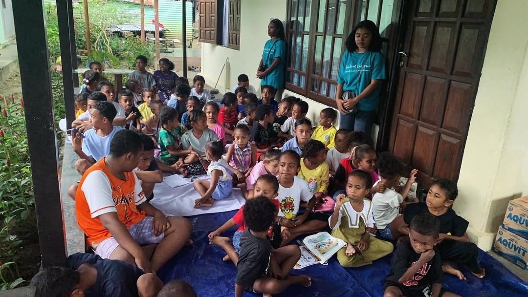 Kegiatan belajar mengajar Pondok Baca Senja Papua Cerdas | Sumber: instagram/@pondok_bacapapuacerdas