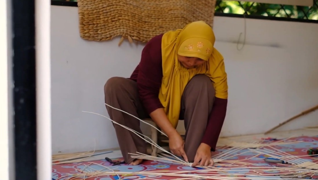  Menganyam Rotan Menjadi Mata Pencaharian Mayoritas Masyarakat Desa Leuwilaja | Foto: (YouTube | KKN-PPM UGM Simfoni Sindangwangi) 