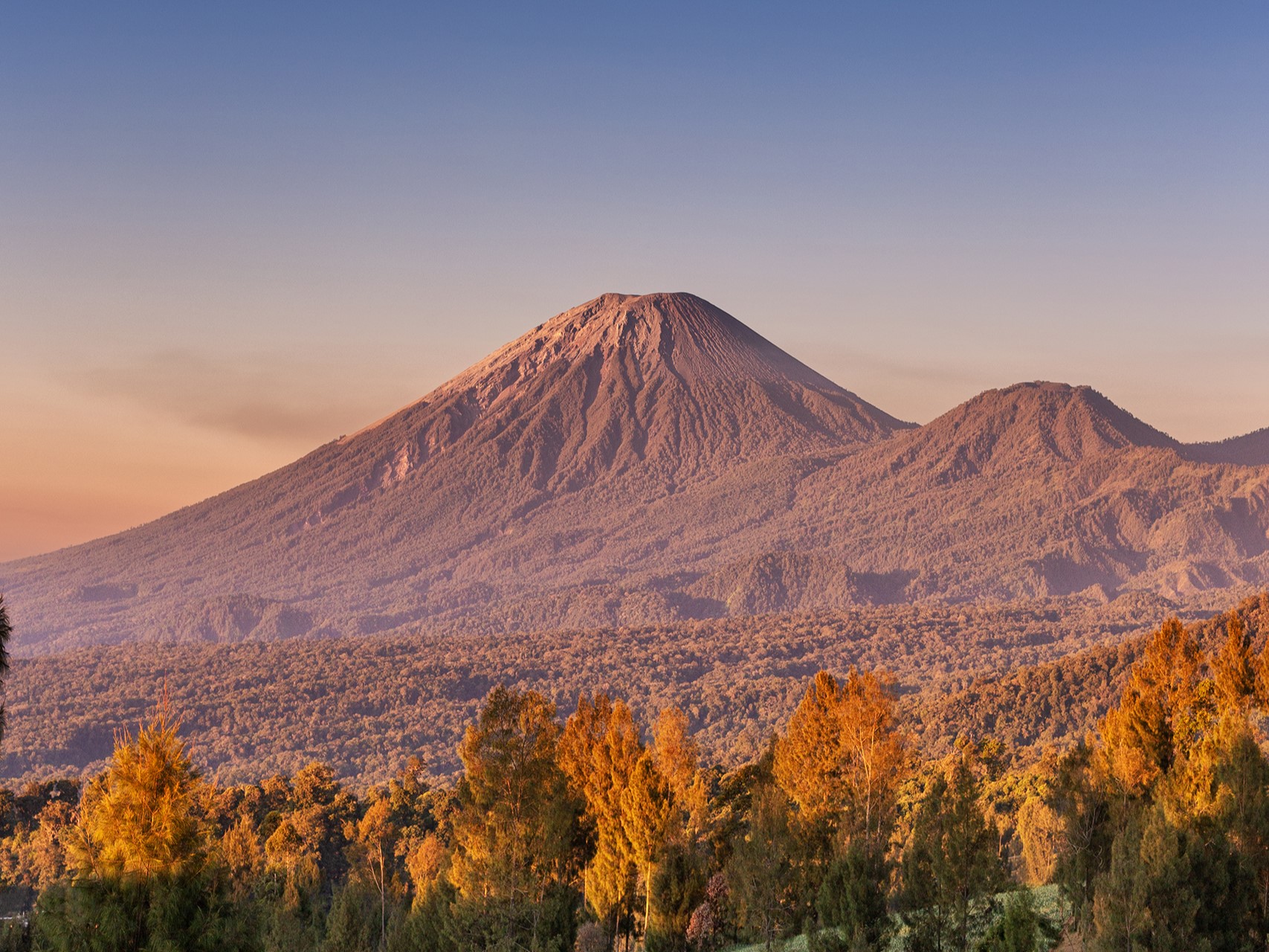 Gambar Gunung Semeru, Gunung Tertinggi di Jawa Anggota Seven Summits of Java | Sumber: Wikimedia Commons @Pambudiyoga