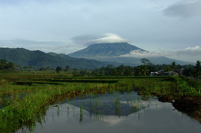 Gambar Gunung Sumbing, Gunung Tertinggi di Jawa Anggota Seven Summits of Java | Sumber: Wikimedia Commons @Edi Wibowo