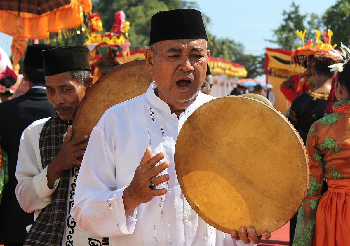 Gambar Pemain Rebana, Contoh Alat Musik Membranofon Tradisional Indonesia | Sumber: Wikimedia Commons @Syofiardi Bachyul Jb