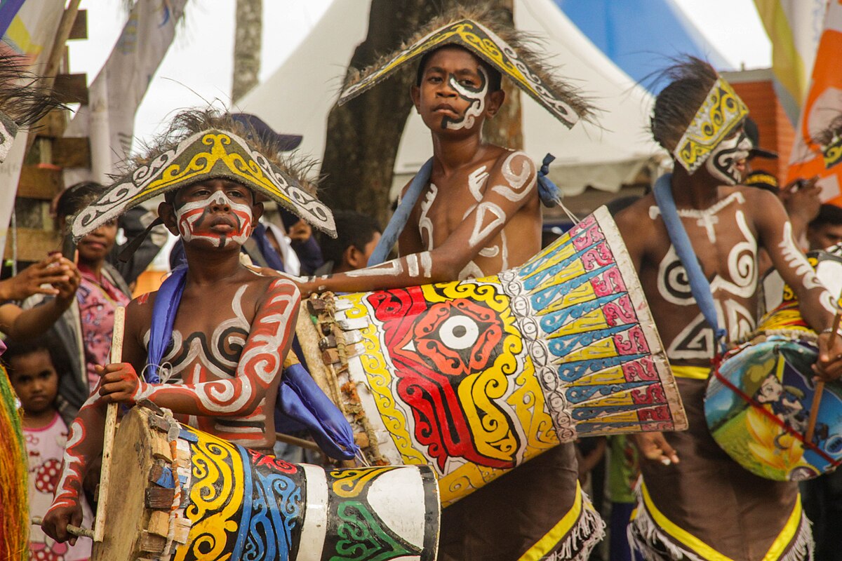 Gambar Pemain Tifa, Contoh Alat Musik Membranofon Tradisional Indonesia dari Papua| Sumber: Wikimedia Commons @Rian Tatuwo