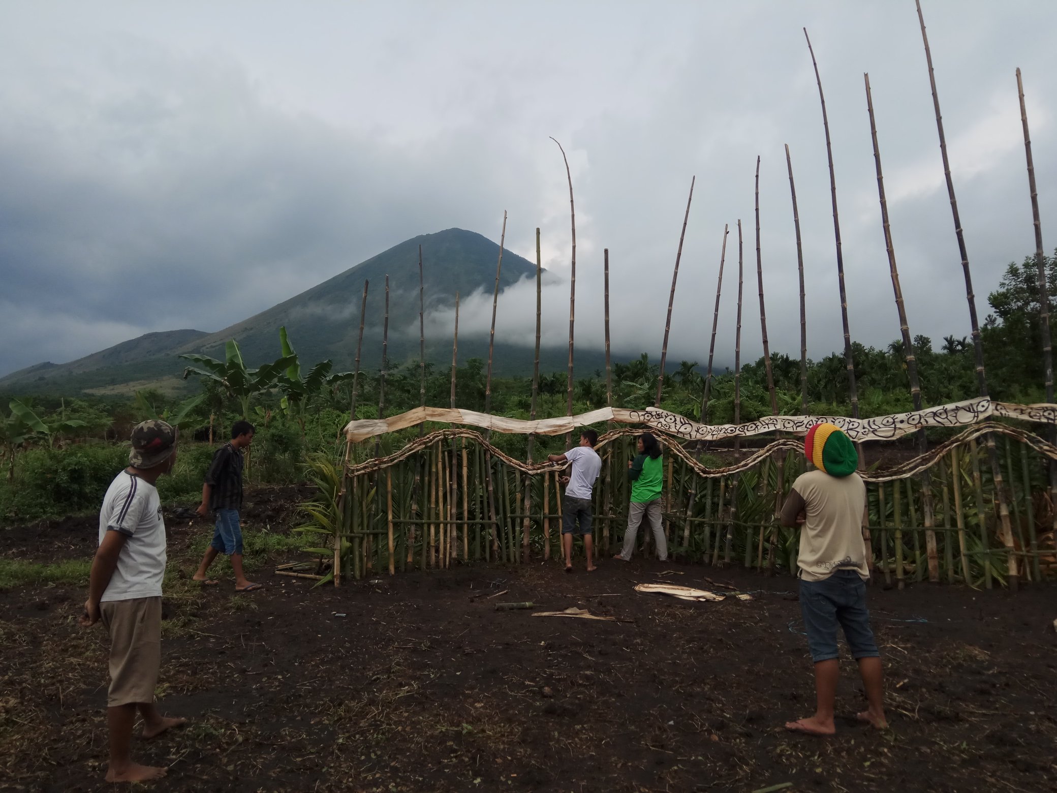 Foto Penanaman Bambu di Gunung Lemongan dalam Rangka Kenduri Pohon