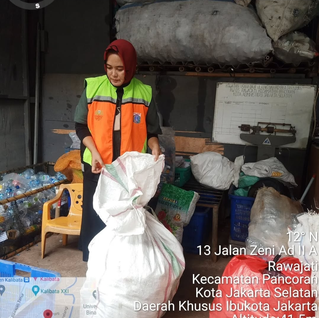 Pengolahan Sampah oleh Bu Sylvia Ermita di Kampung Berseri Astra Rawajati: (Instagram | kba.rawajati)