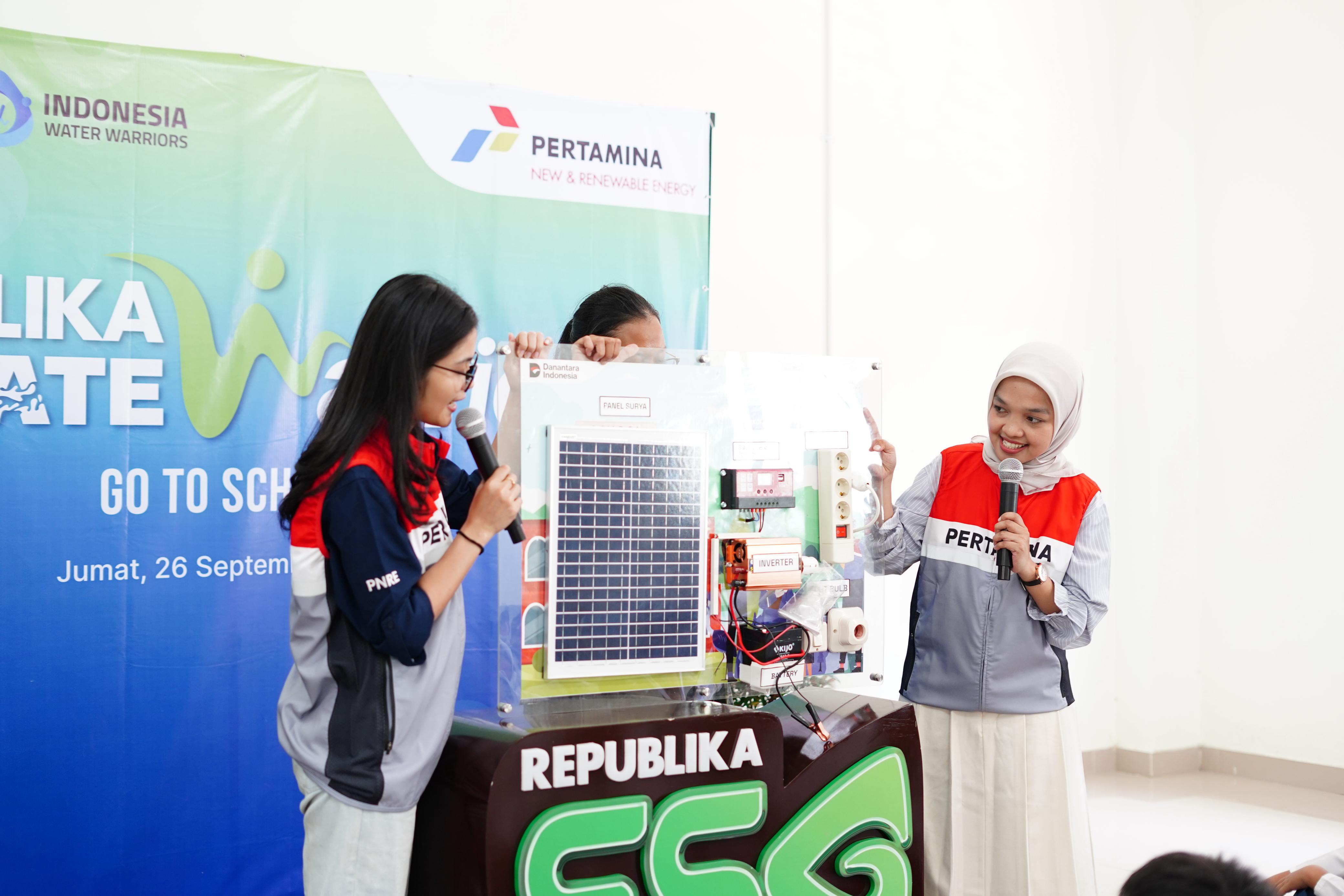 Pertamina NRE berikan edukasi cara kerja PLTS lewat maket panel surya ke siswa SMPN 292 Jakarta 