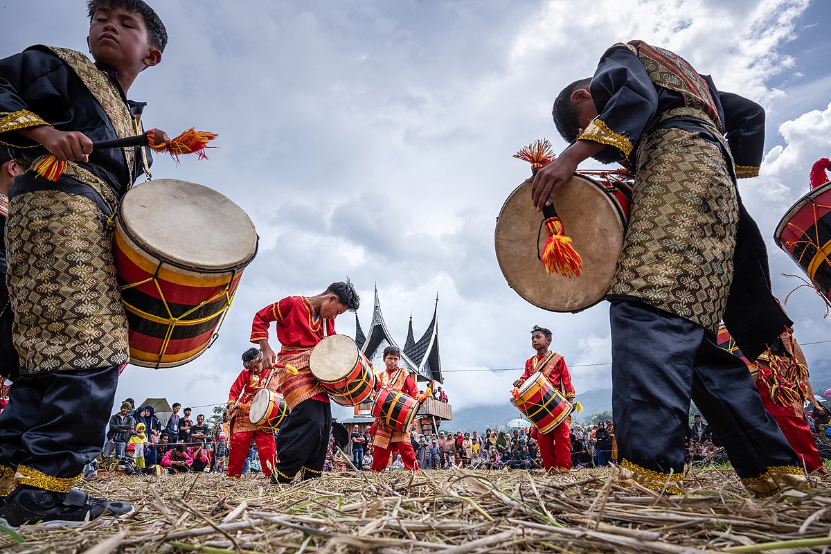Gambar Pertunjukan Tambua, Contoh Alat Musik Membranofon Tradisional Indonesia | Sumber: Wikimedia Commons @Maizal Chaniago