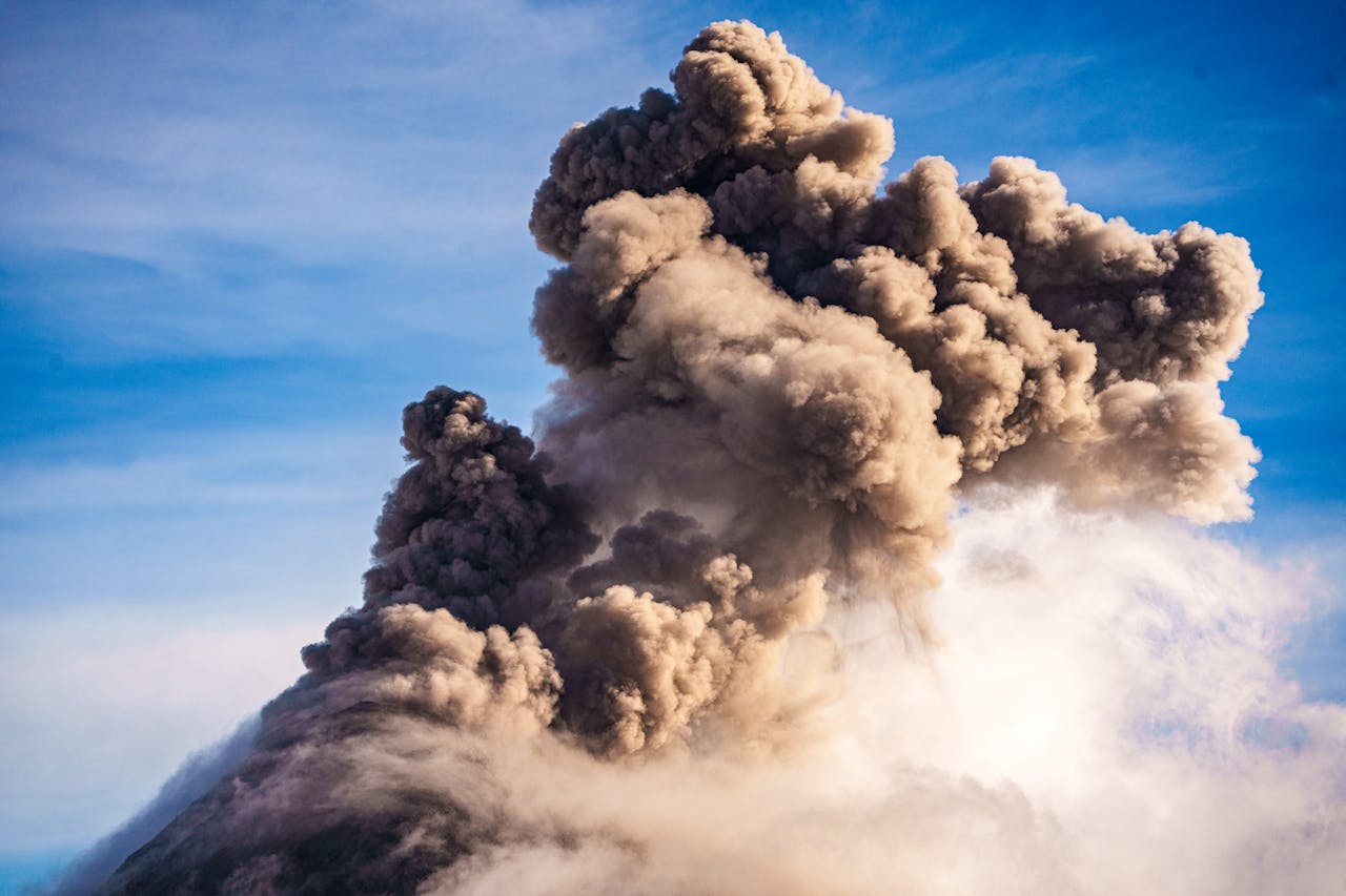Foto oleh Diego Girón: https://www.pexels.com/id-id/foto/merokok-asap-gunung-berapi-suasana-26180324/