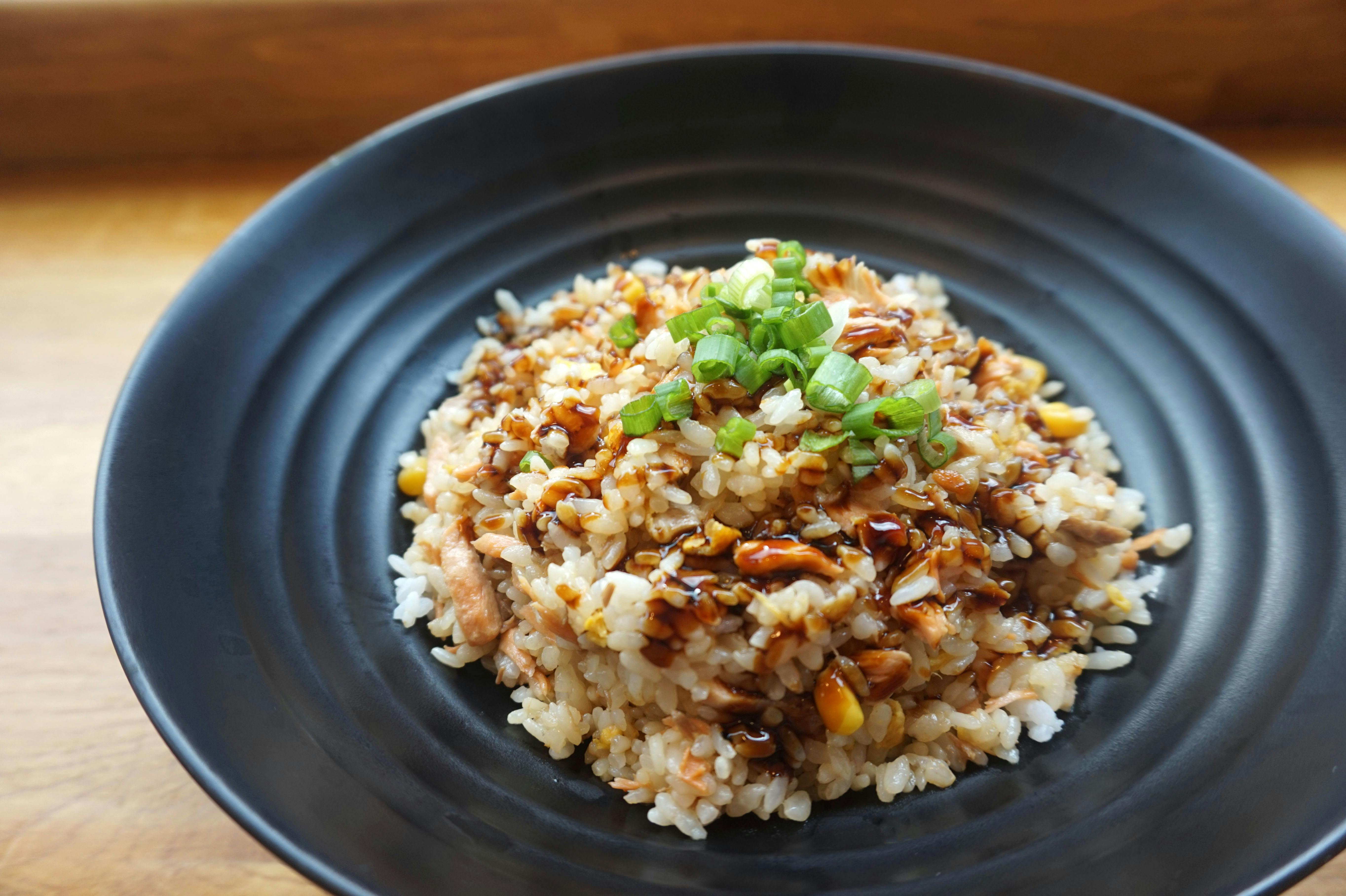 Cooked Rice on Black Ceramic Plate (pexels.com/Tristan Chen)