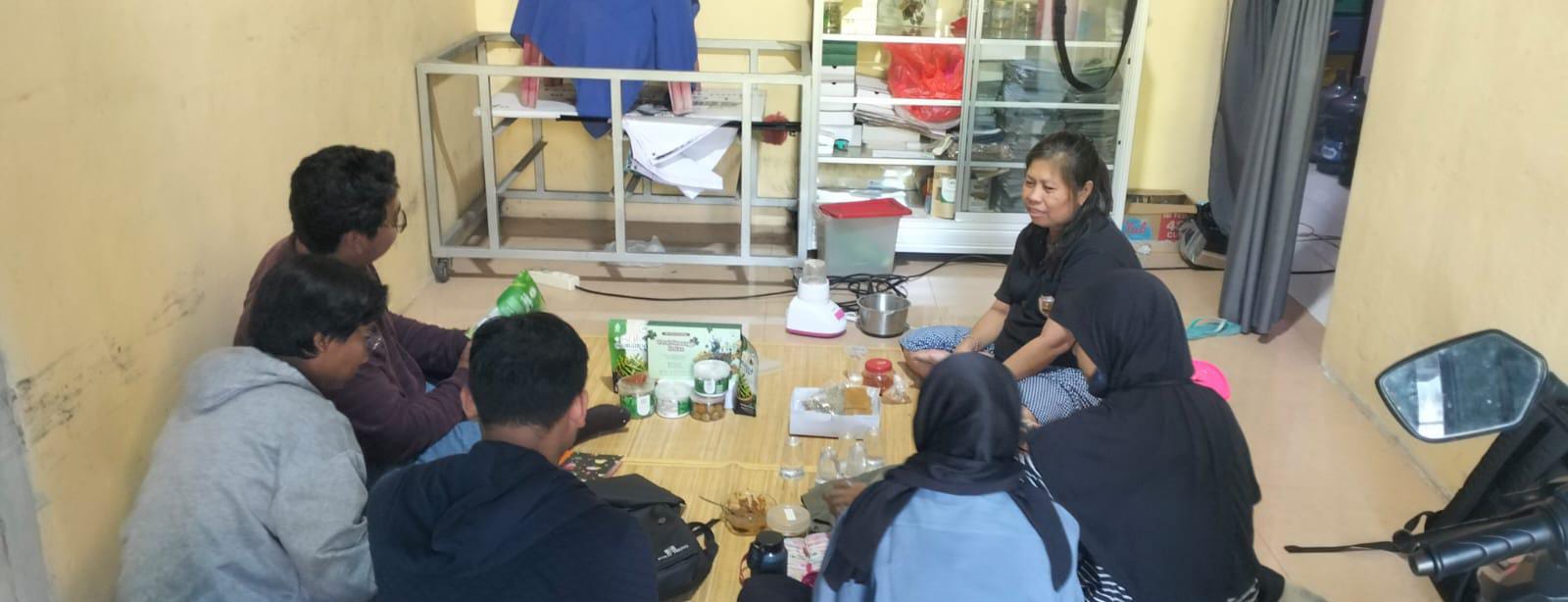 Pengurus kampung berupaya bekerja sama dengan pemerintah kota untuk menyediakan fasilitas pendukung agar Kampung Semanggi benar-benar bisa menjadi kampung wisata edukasi dan kuliner. | foto : Athanasius Suparmo Ketua KBA Semanggi suroboyo