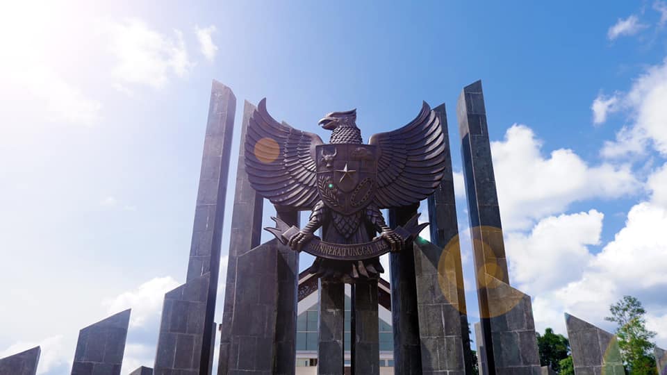 Tugu Garuda Pancasila di PLBN Entikong | DIrektorat Jenderal Kekayaan Negara RI