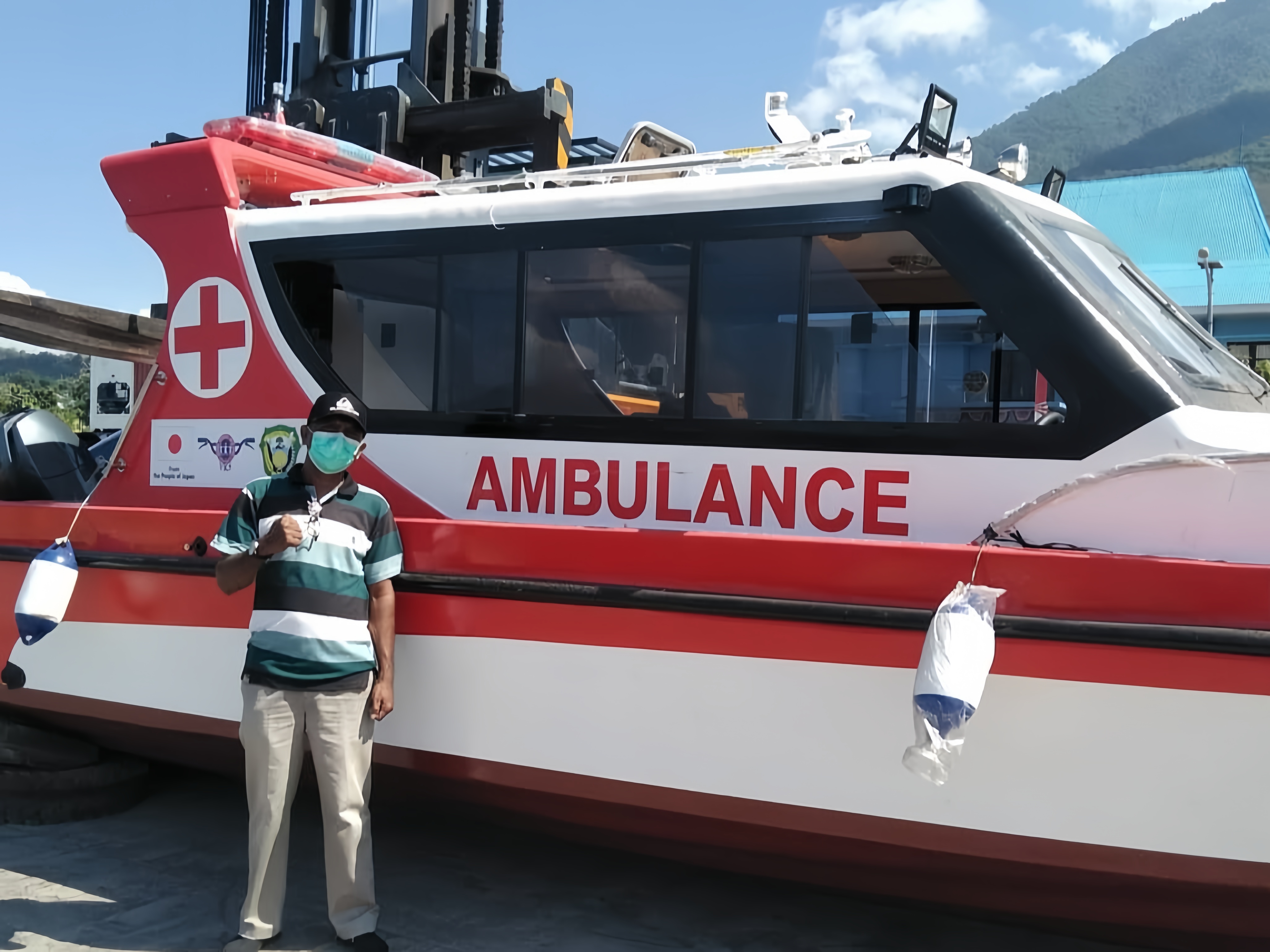 Potret Mansetus Balawala di depan Ambulans Laut | Instagram Yayasan Kesehatan untuk Semua (YKS)