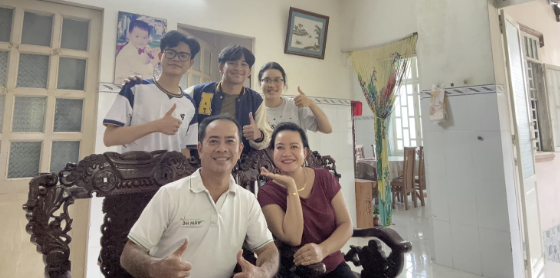 Rhaineer Bersama Host Family-nya di Vietnam