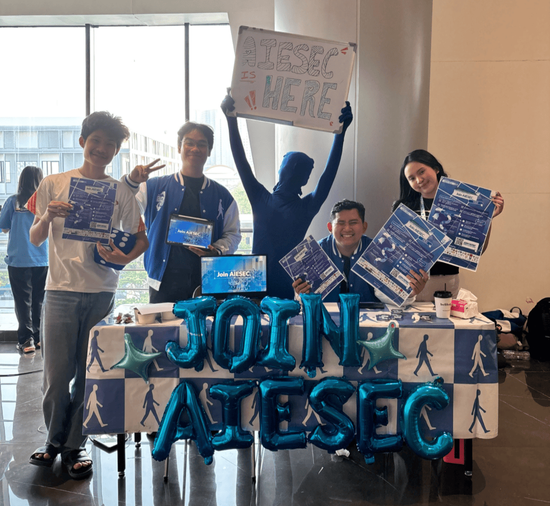 Open Booth Join AIESEC di Universitas Katolik Widya Mandala 