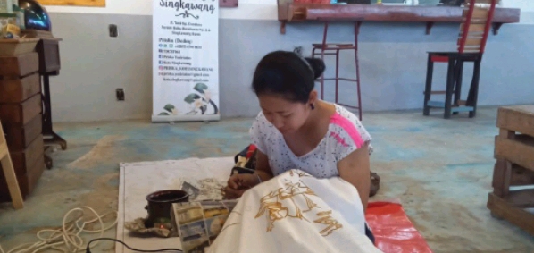 Priska sedang menggambar batik di Rumah Batik Kote Singkawang | Koleksi Priska