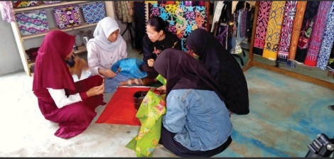 Priska bersama para pembatik cilik | Koleksi Priska