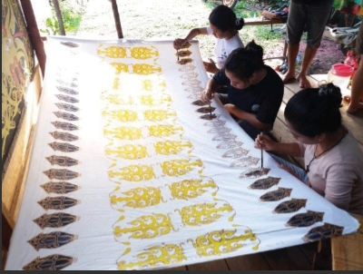 Kegiatan masyarakat membatik di Kampung Batik Tiga Penjuru | Koleksi Priska