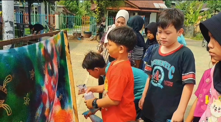 Anak-anak sekolah sedang praktik membatik | Koleksi Priska
