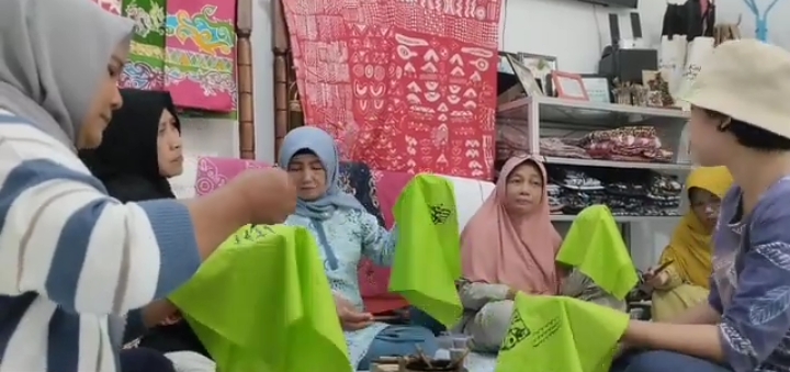 Pelatihan membatik bersama ibu-ibu PKK di Rumah Batik Kote Singkawang | Koleksi Priska