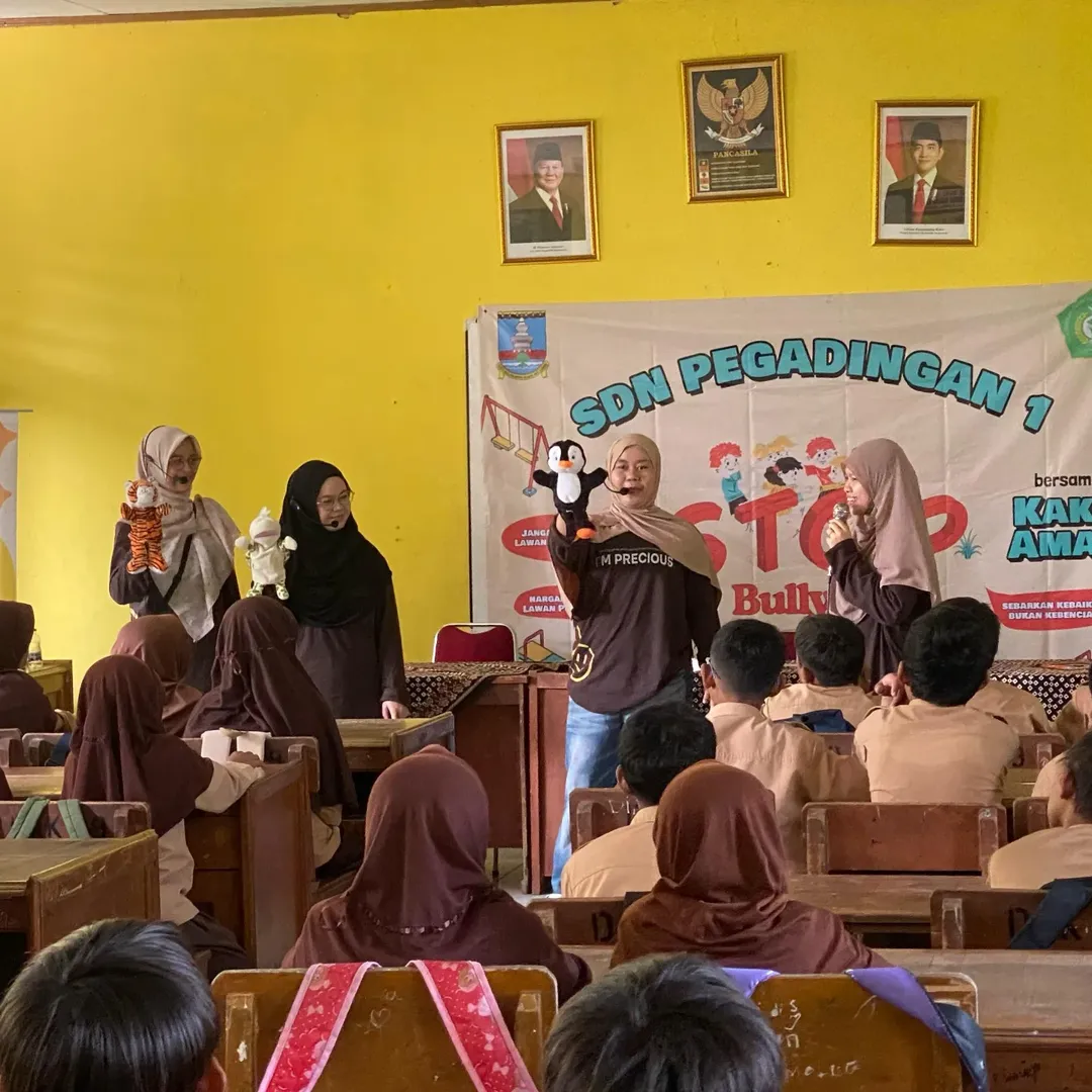 Kakak Aman Indonesia melakukan edukasi pendidikan seksual menggunakan sarana dongeng kepada anak Sekolah Dasar.