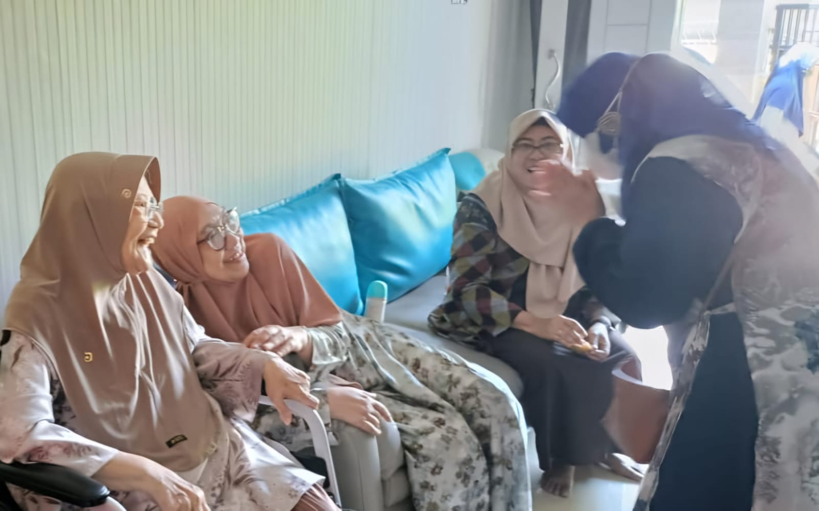Senior dan junior melepas rindu saat bertemu_Ulfi Faizah