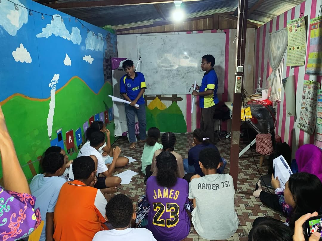 Pelaksanaan program pengabdian oleh mahasiswa di Pondok Baca Senja Papua Cerdas | Sumber: instagram/@pondok_bacapapuacerdas