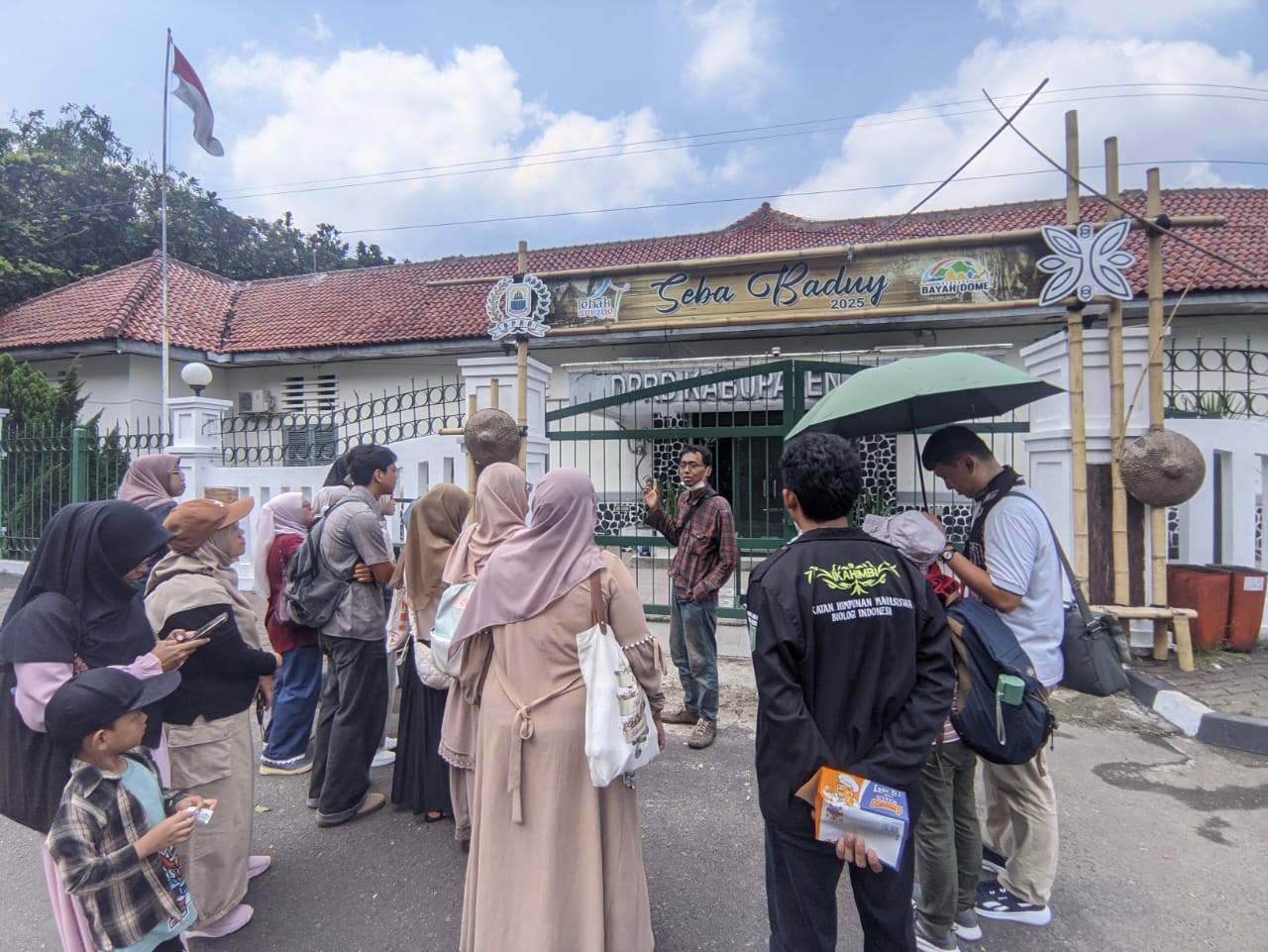Para peserta Telusur Jejak Multatuli menyimak paparan guide. Mereka berkeliling menyusuri jejak peradaban di Rangkasbitung. Foto: Panitia Festival Seni Multatuli