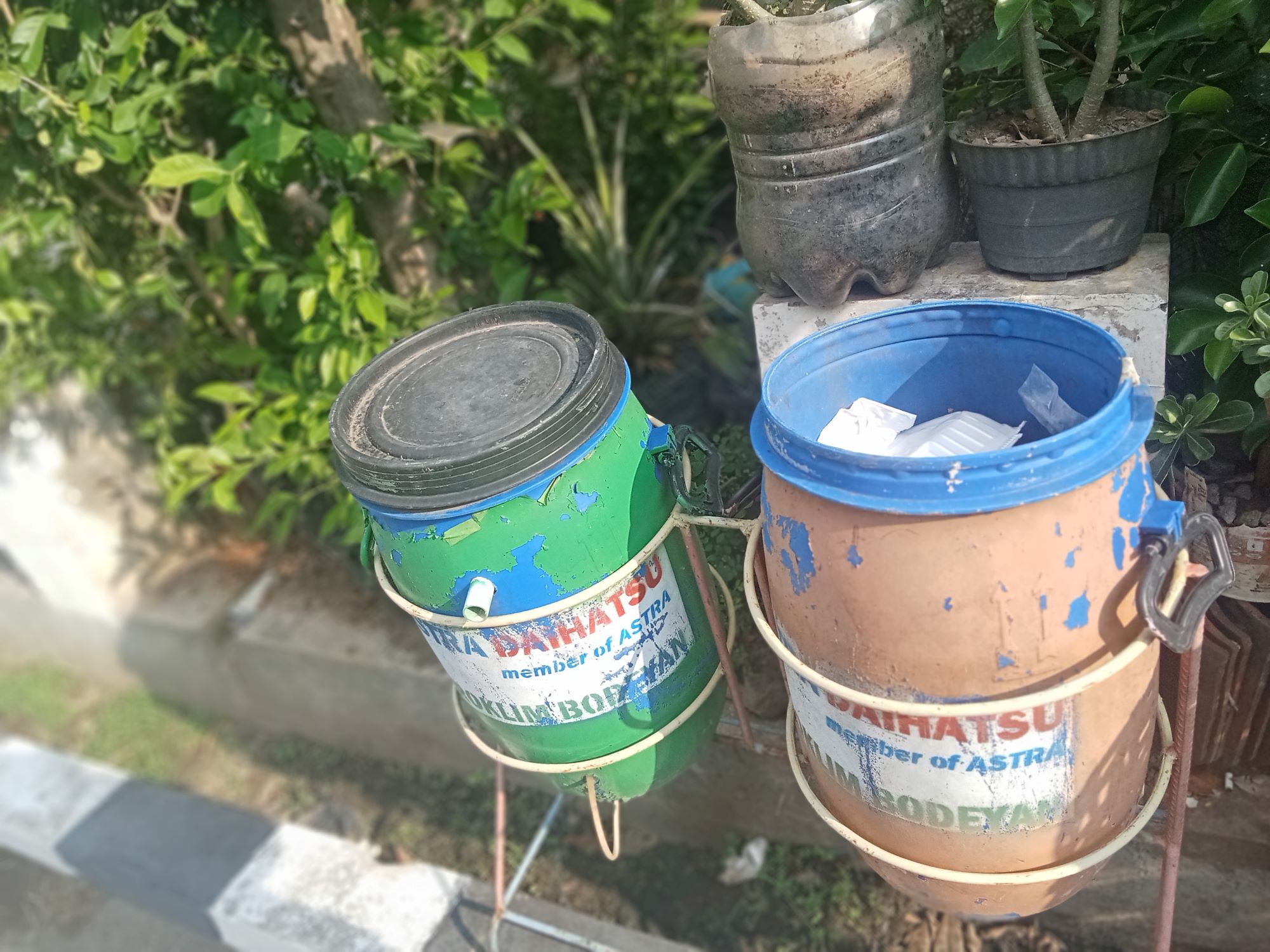 Tempat sampah organik dan anorganik. Sumber : Wulan Eka Handayani