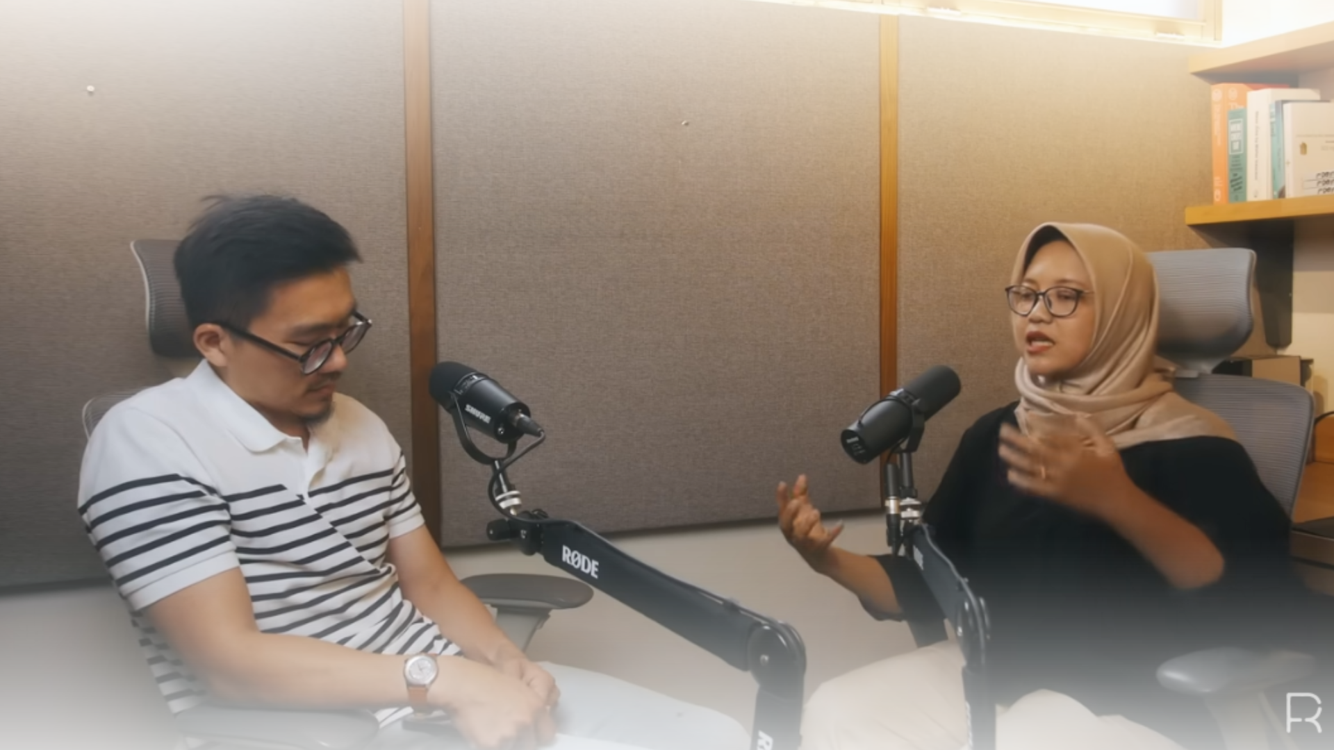 Triana Rahmawati saat menjadi narasumber podcast “Memanusiakan Gangguan Jiwa”. Foto: YouTube | Fellexandro Ruby
