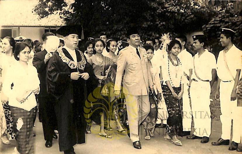 Kim Il-sung saat menerima gelar H.C. dari Universitas Indonesia | Arsip UI