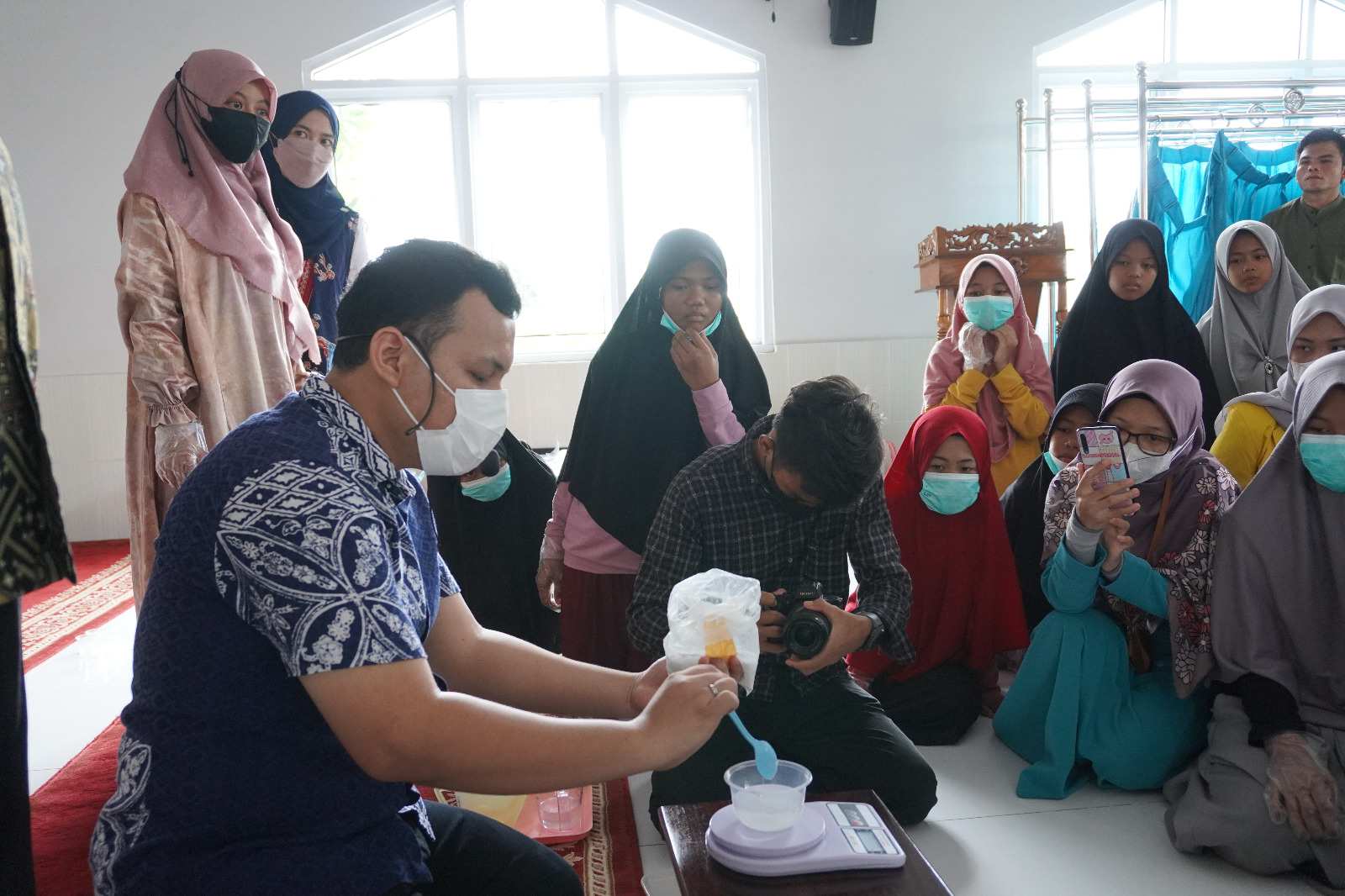 Bijak Riyandi Ahadito memberikan workshop tentang sabun dari minyak jelantah